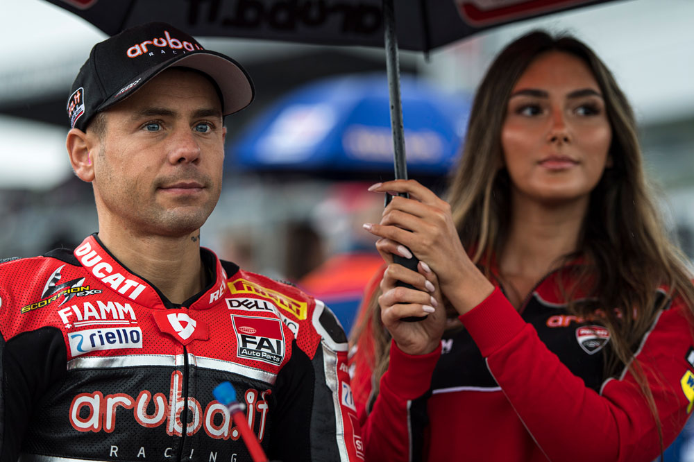 Alvaro Bautista se despide del liderato del Mundial SBK