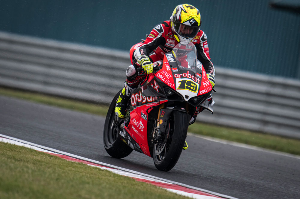 Alvaro Bautista se fue al suelo en la encharcada pista de Donington en la primera carrera de SBK