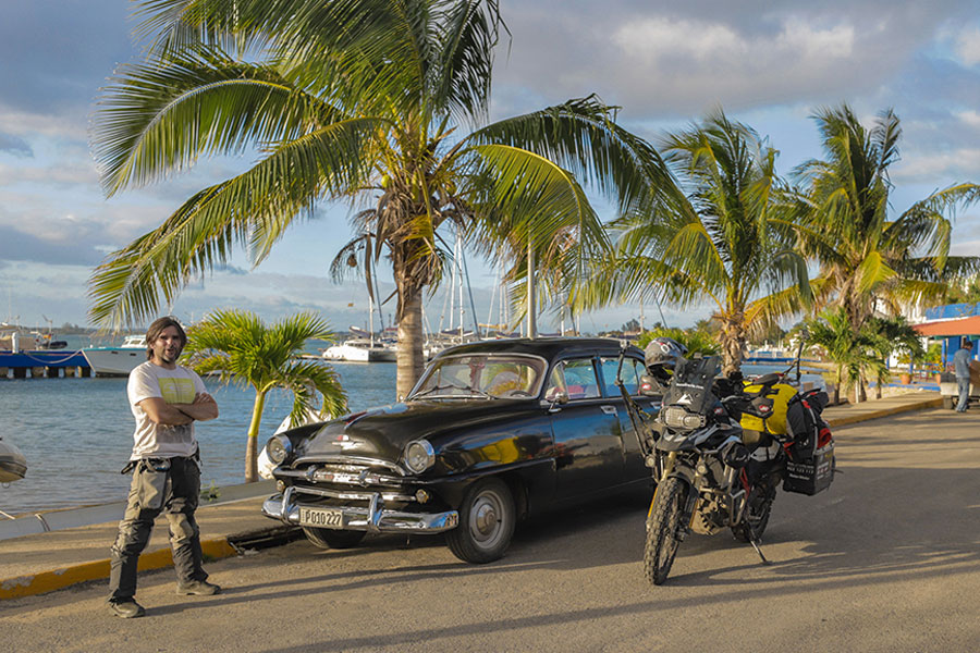 Charly Sinewan lleva más de una década viajando en moto