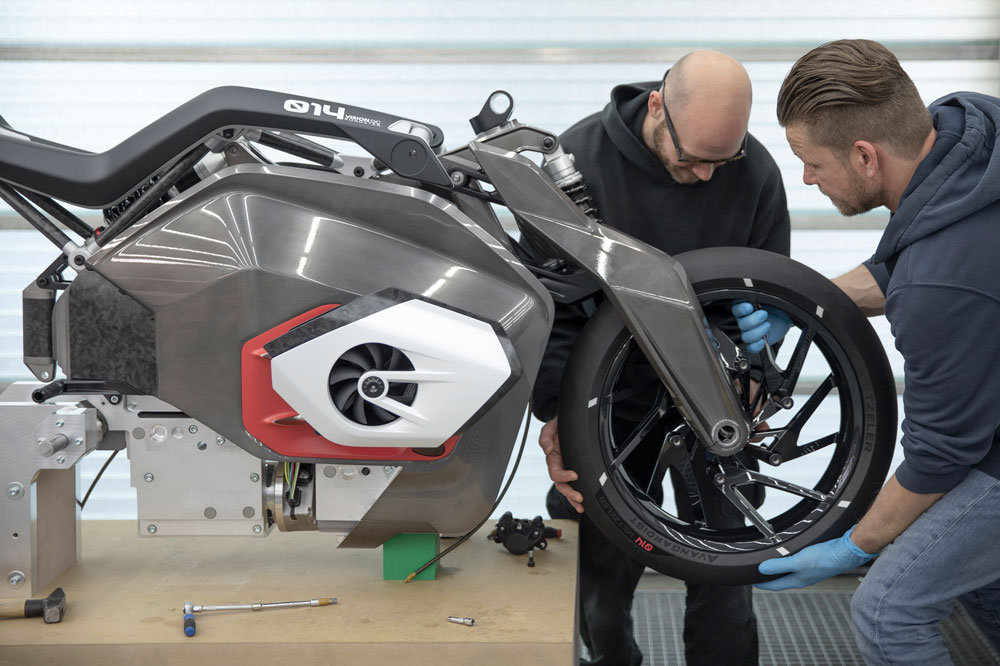 Aquí tenemos al equipo de diseño de BMW trabajando sobre el prototipo de la moto eléctrica