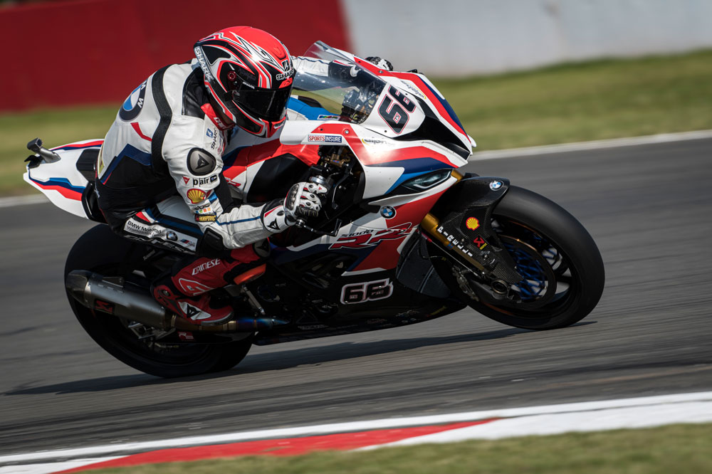 Tom Sykes tuvo una magnífica primera carrera y superpole en Donington con la BMW S 1000 RR