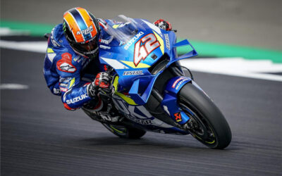 Alex Rins juega con Marc Márquez en el GP de Gran Bretaña