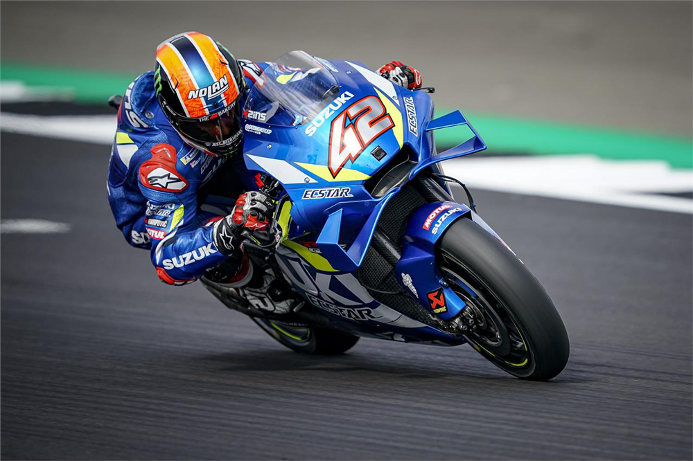 Alex Rins juega con Marc Márquez en el GP de Gran Bretaña