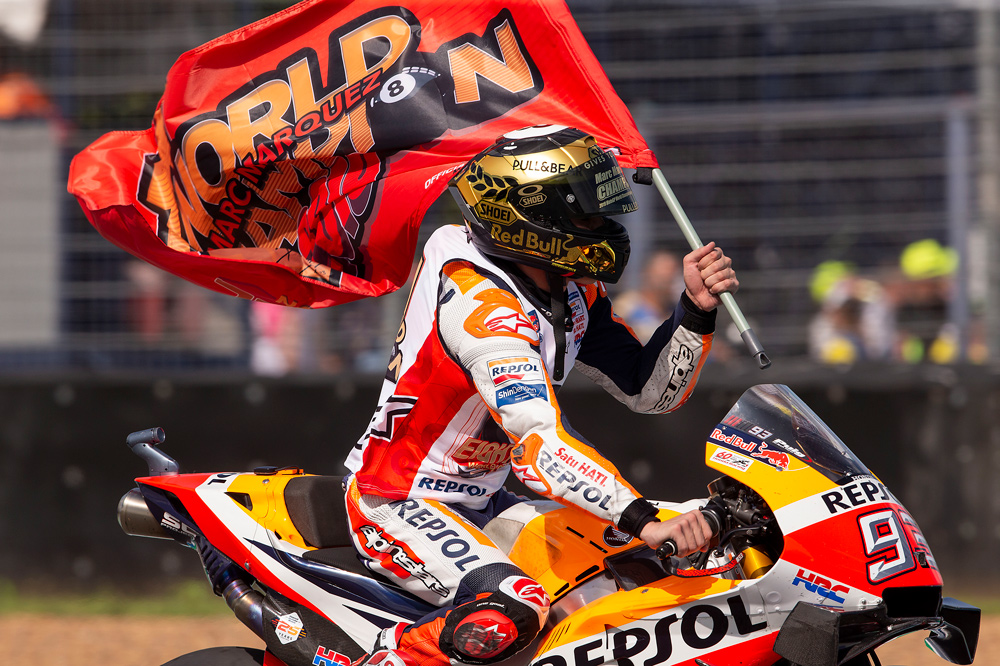 Marc Márquez durante la vuelta de honor del GP de Tailandia