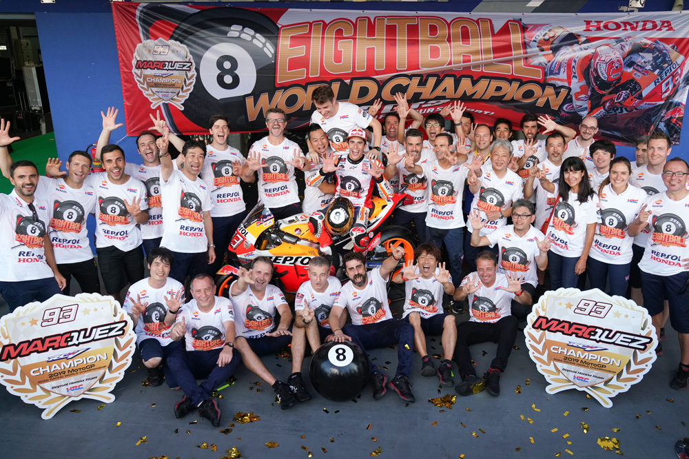 Celebración de Marc Márquez con todo su equipo en el Mundial de MotoGP