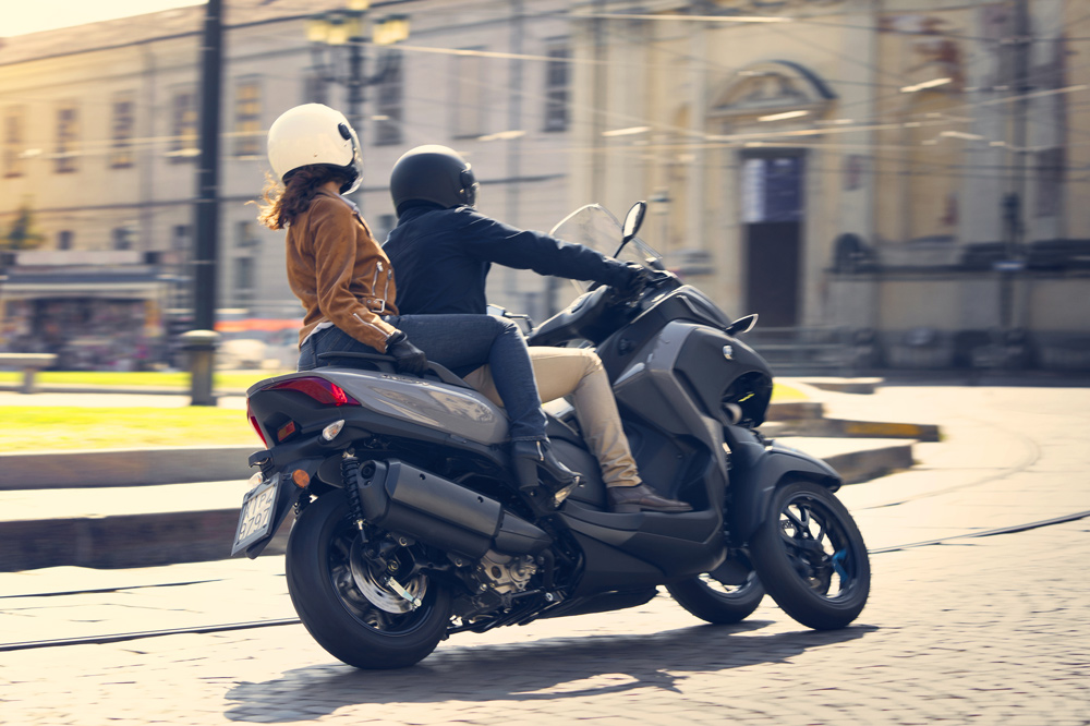 El Yamaha Tricity 300 comparte las señas de identidad del resto de los scooter de la marca de los diapasones
