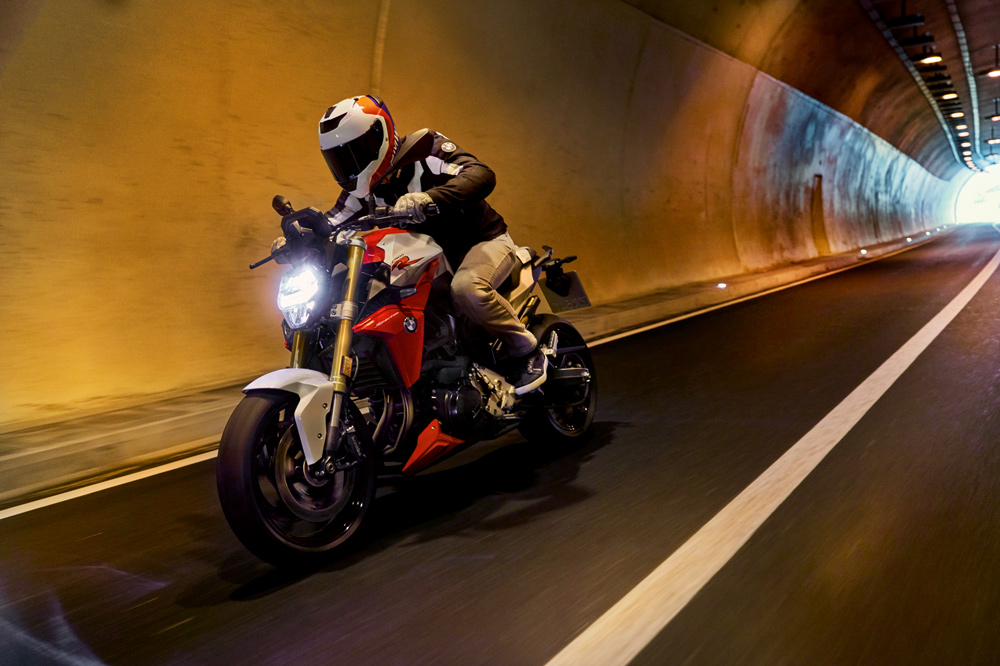 La BMW F 900 R es la naked deportiva media de la firma alamana