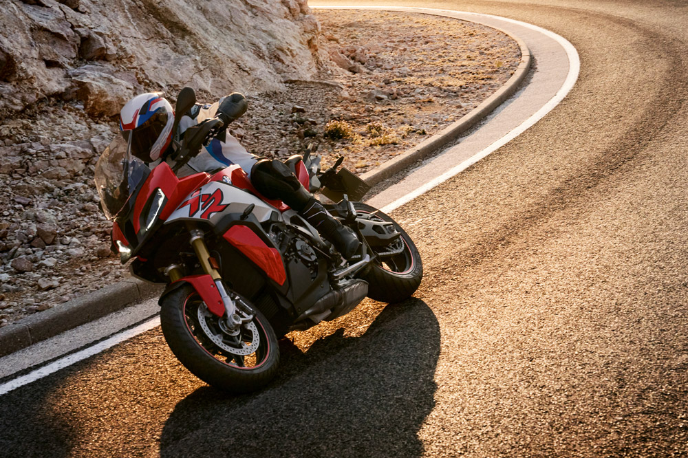 La BMW S 1000 XR parte de la RR, con el motor adaptado para un uso más rutero y menos deportivo.