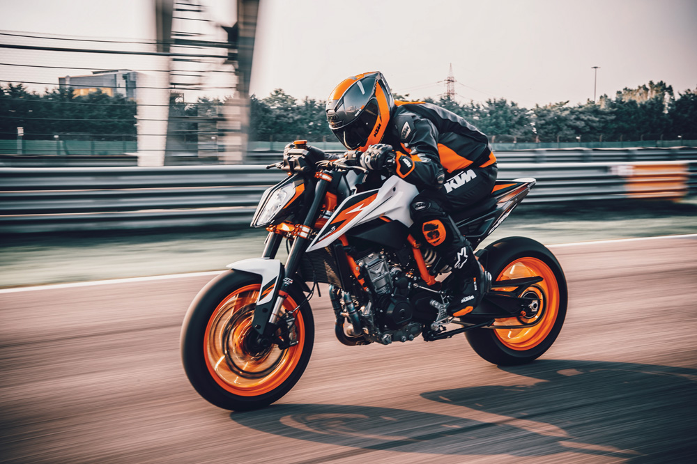 La KTM 890 Duke R quiere ganar terreno frente a otras grandes naked deportivas como la Yamaha MT 09