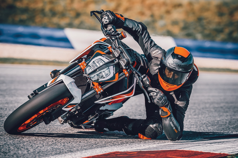 La KTM 980 Duke R ofrece 20 cv más que la 790