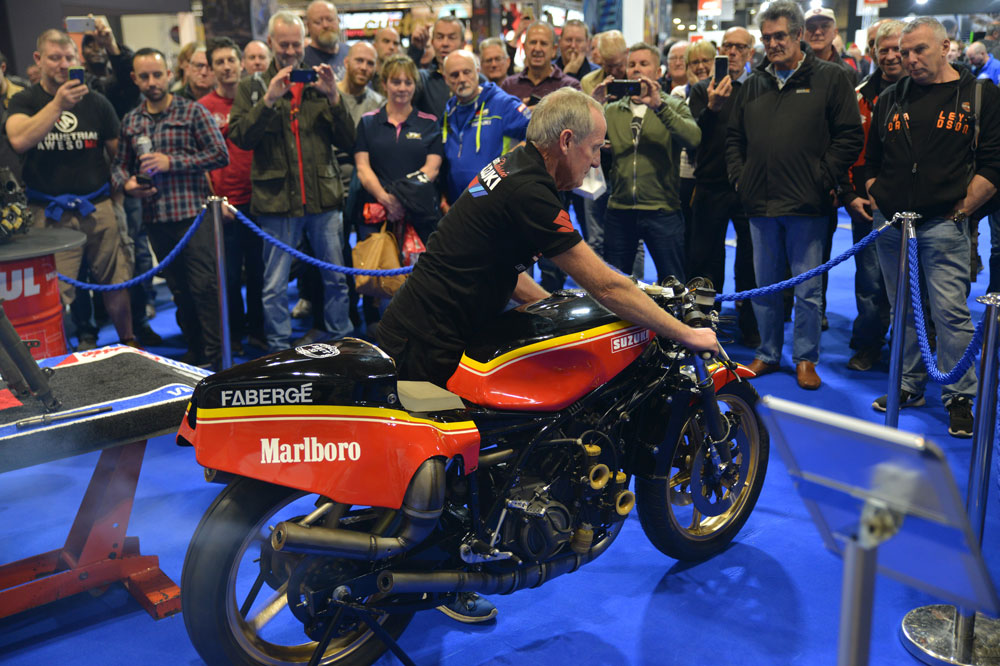Fue muy emotivo el momento en el que arrancó la Suzuki de Barry Sheene