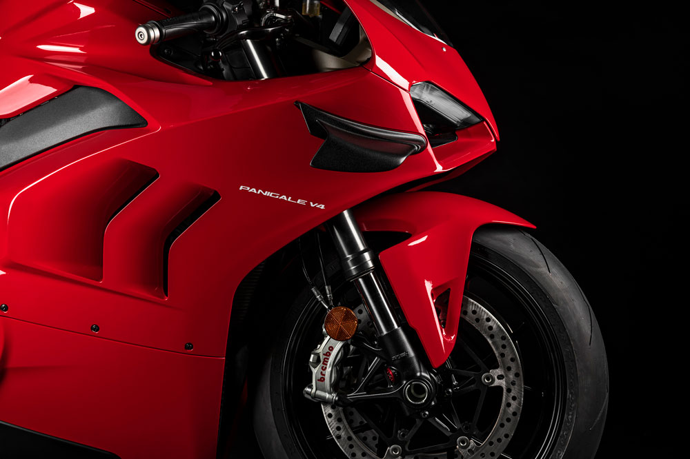 La Ducati Panigale V4 adquiere algunos elementos del carenado de la más deportiva Panigale V4R