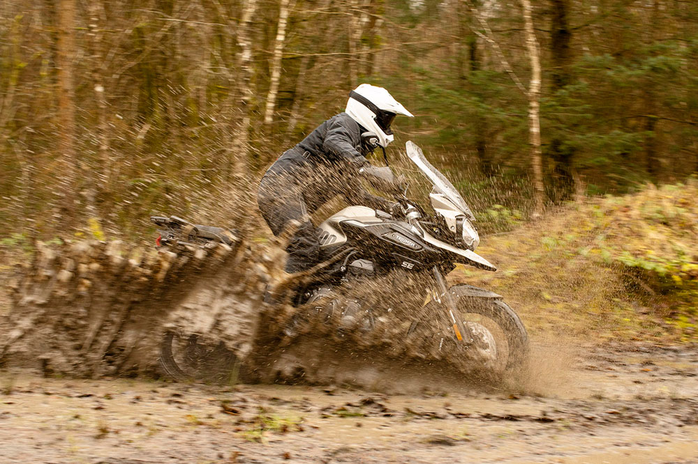 La Triumph Tiger 1200 es una moto trail con muchas dotes para los viajes más extremos