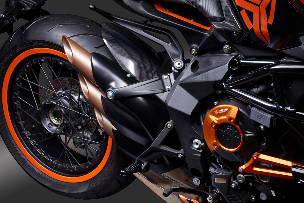 Triple escape para el motor tricilíndrico de la MV Agusta 800 RR Dragster