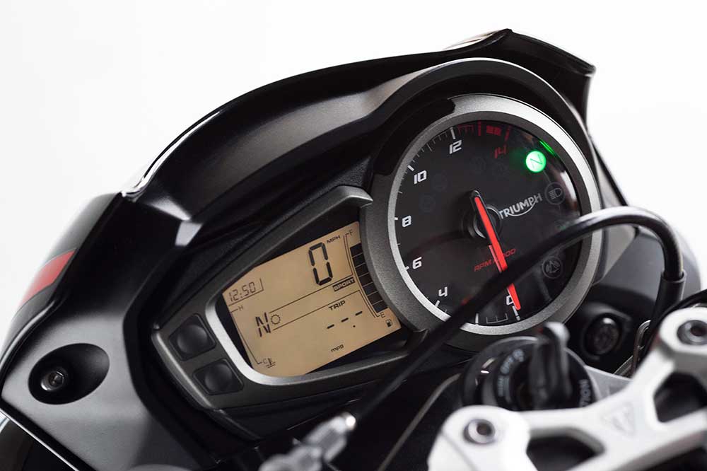 El cuadro de instrumentos de la Triumph Street Triple R vuelve a la configuración analógica