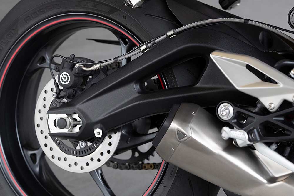 El basculante de la Triumph Street Triple es una de las claves de su impecable comportamiento en carretera