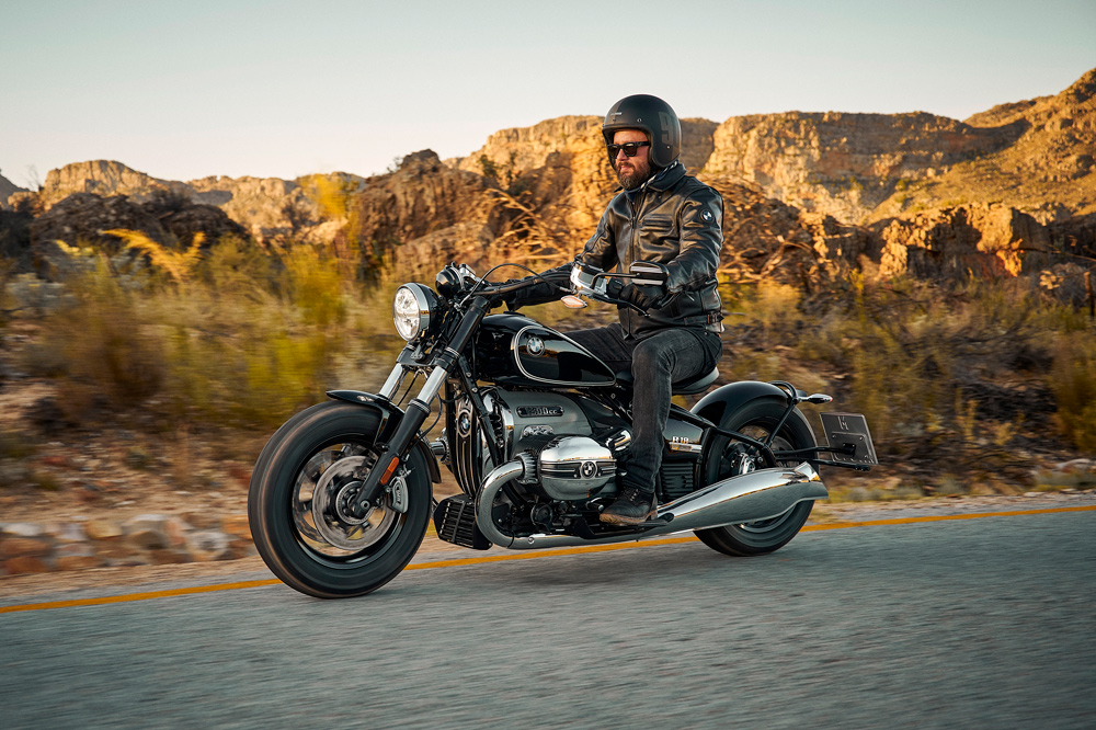 La BMW R 18 tiene también esta versión Boober con el asiento posterior suspendido
