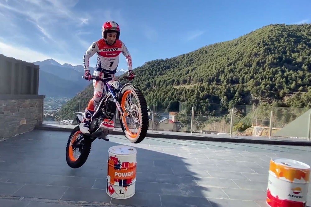 Toni Bou sigue entrenando desde casa. ¡Y de qué forma!