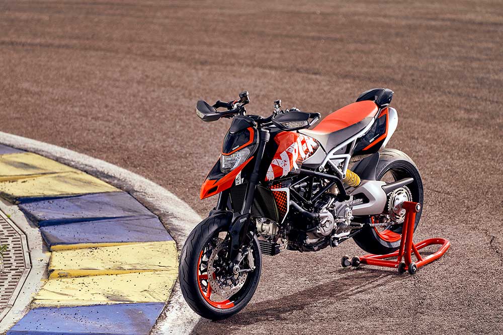 La decoración de la Ducati Hypermotard RVE se denomina Graffiti y está inspirada en el arte callejero