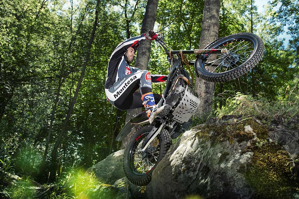 La Montesa Cota 301 RR con Toni Bou, campeón del mundo de trial, a los mandos
