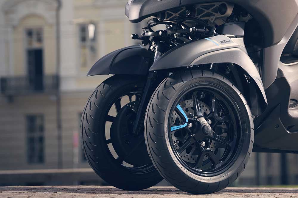El Yamaha Tricity 300 tiene un sistema que bloquea la suspensión en parado