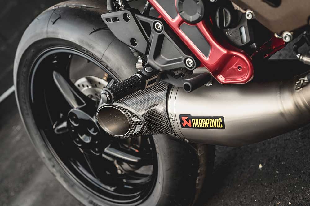 Basculante monobrazo y escape Akrapovic