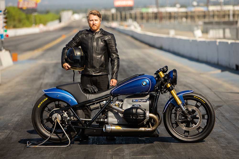 Roland Sands con su nueva creación, una BMW R 18 Dragster