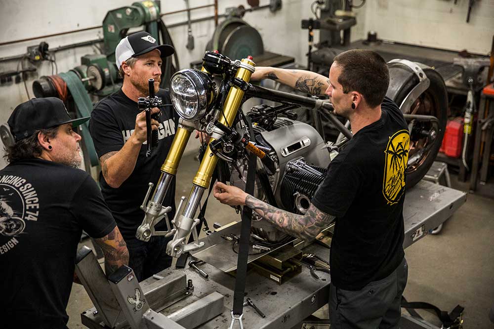 Asi es como trabajo el equipo de Roland Sands sobre la BMW R 18
