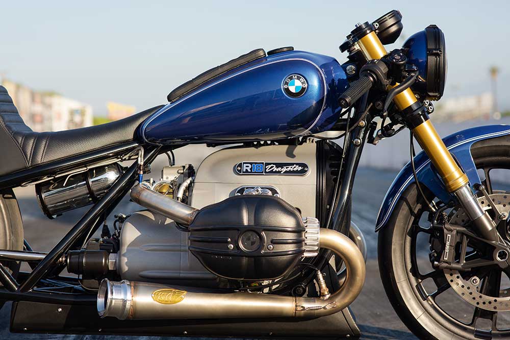 Escapes recortados que contrastan con los originales de la BMW R 18
