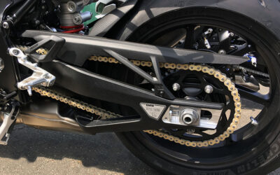 Una cadena de moto sin mantenimiento
