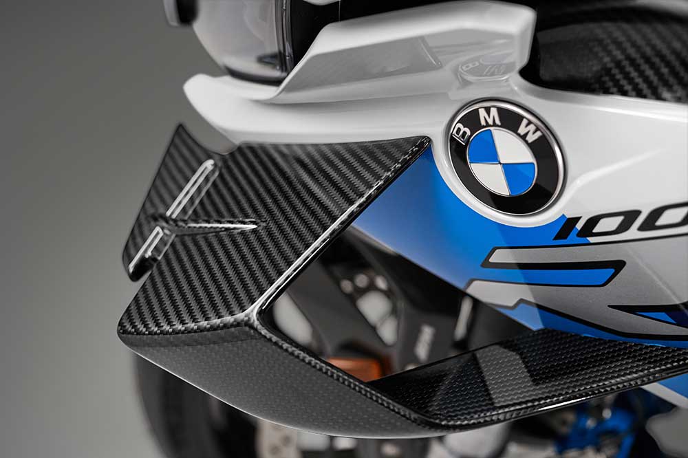 La BMW M 1000 RR también estrena alerones en su carenado