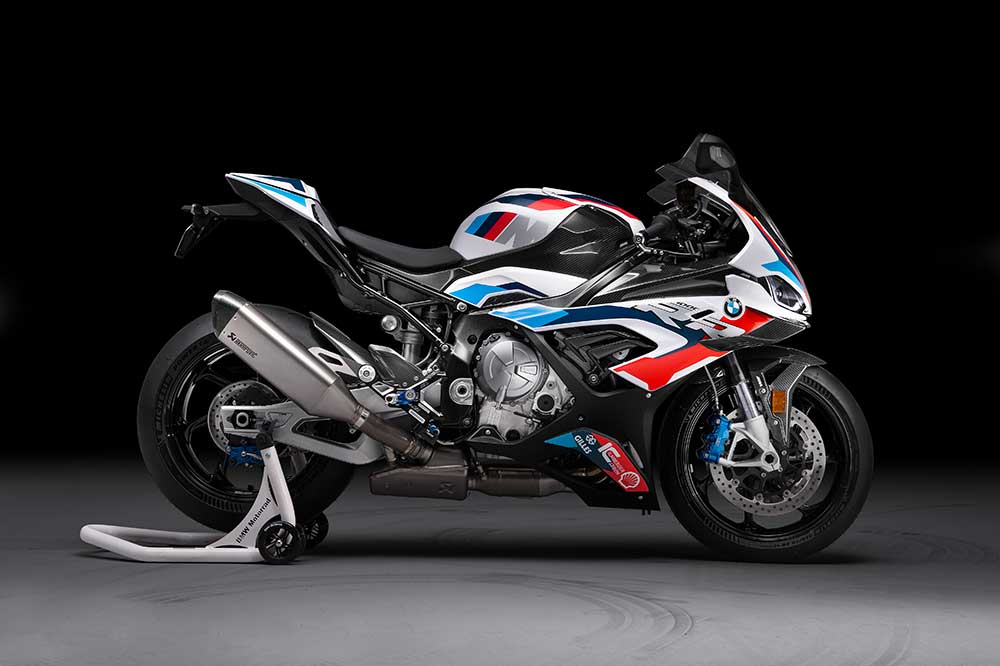 Las pinzas de frenos azules son de la serie M de BMW