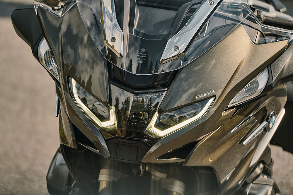 Los faros de LED y el frontal de la BMW R 1250 RT son ahora más atractivos y deportivos