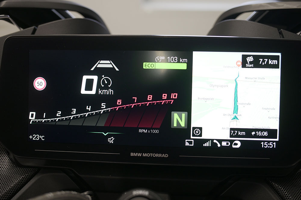 El cuadro de instrumentos de la BMW R 1250 RT es una enorme pantalla que nos permitirá tener abierto el panel de navegación junto con el resto de los datos de la moto