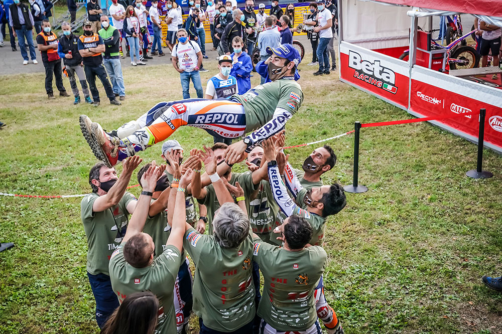 El equipo Montesa celebra con Toni Bou un nuevo título mundial