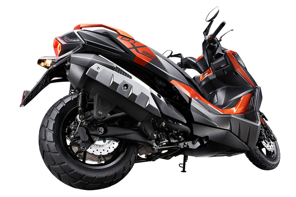 El KYMCO DT X360 tiene una configuración convencional con transmisión automática por variador y dos amortiguadores traseros