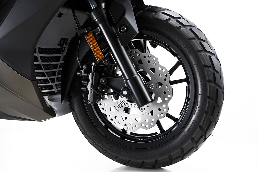 Los frenos del KYMCO DT X360 son de disco lobulado en las dos ruedas