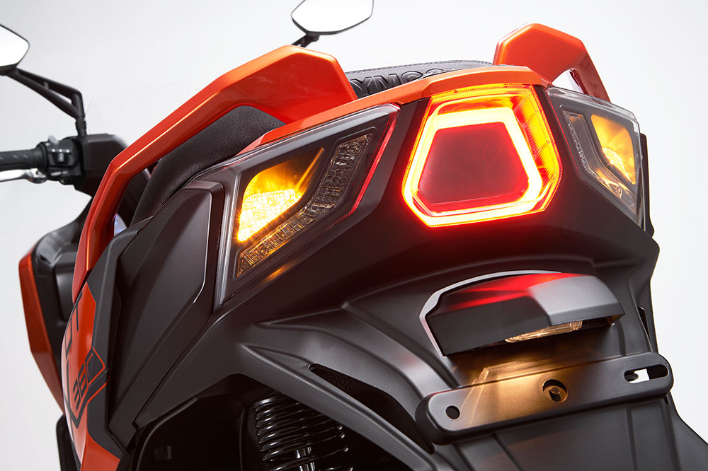 El sistema de iluminación del KYMCO DT X360 es completamente de LED