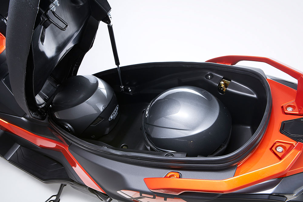 El hueco para el casco del KYMCO DT X360 nos permitirá llevar dos cascos en su interior