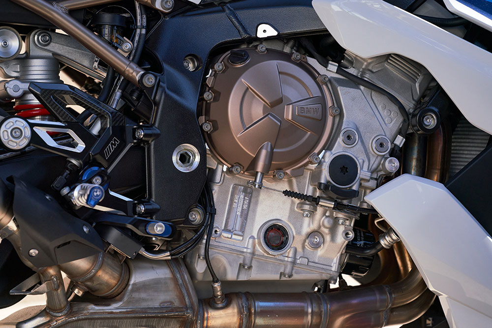 El motor de la BMW S 1000 R reduce sus emisiones y sonidos mecánicos. La curva de potencia es más lineal