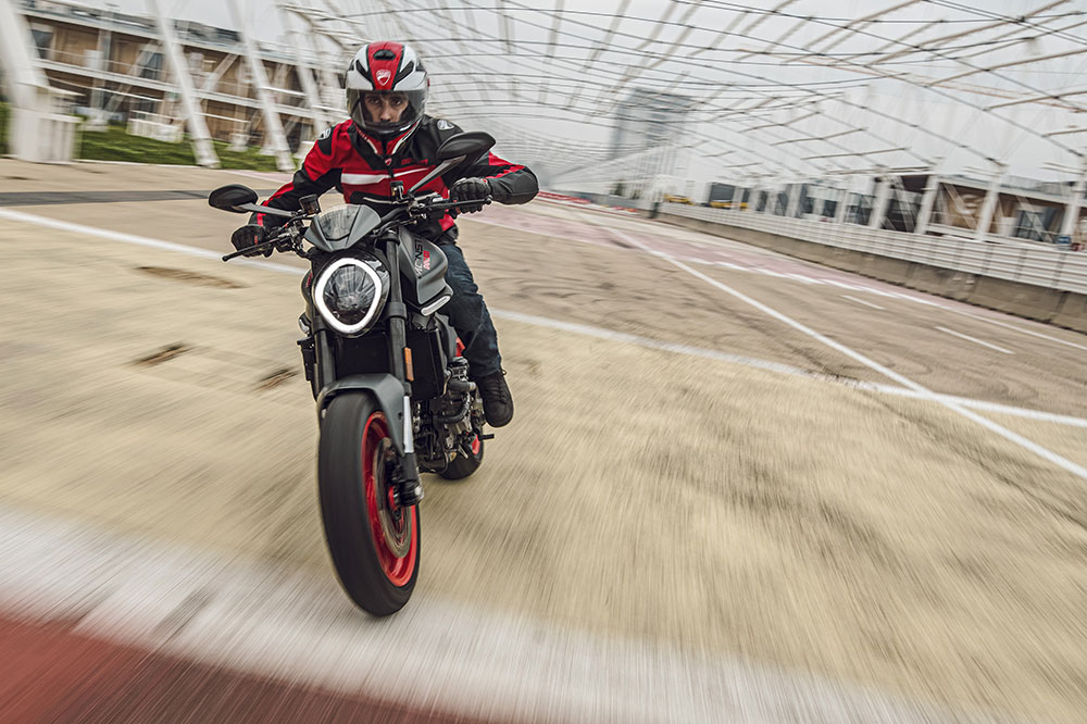 Ducati quiere que su Monster sea una moto polivalente, para el día a día y para la carretera