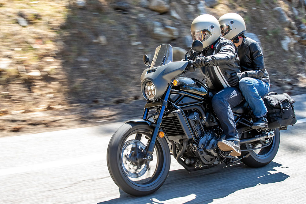 Con un poco de equipamiento, la Honda CMX 1100 Rebel se puede adaptar a hacer nuestras rutas en moto sólo o acompañado-