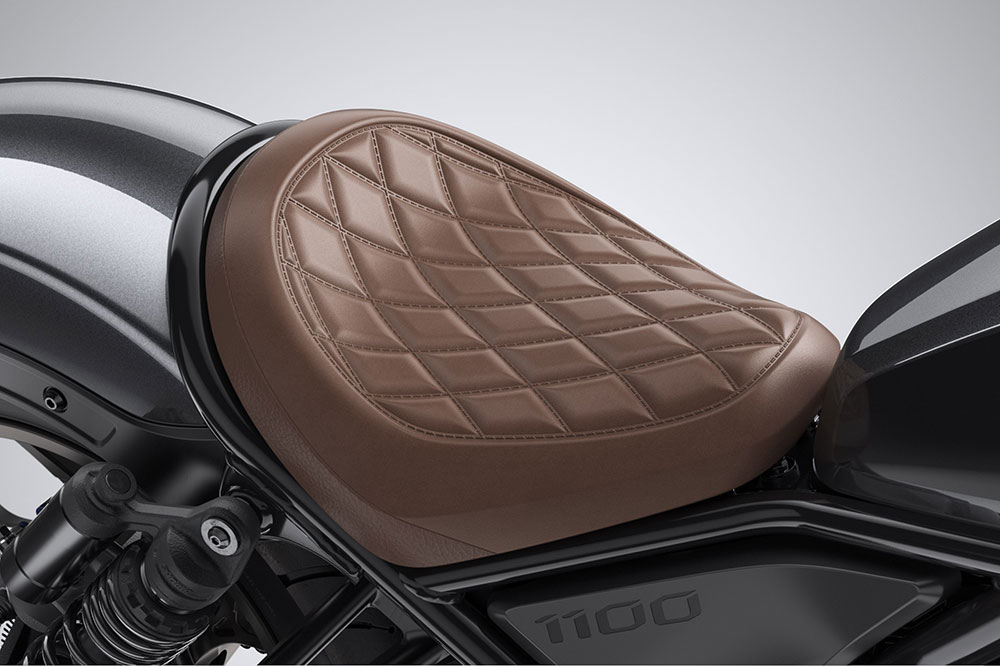 Entre las opciones de equipamiento de la Honda CMX 1100 Rebel tienes varios tipos de asiento