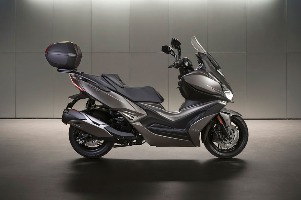 El KYMCO Xciting S 400 tiene una buena capacidad de carga, pero siempre puedes añadirle un baúl posterior