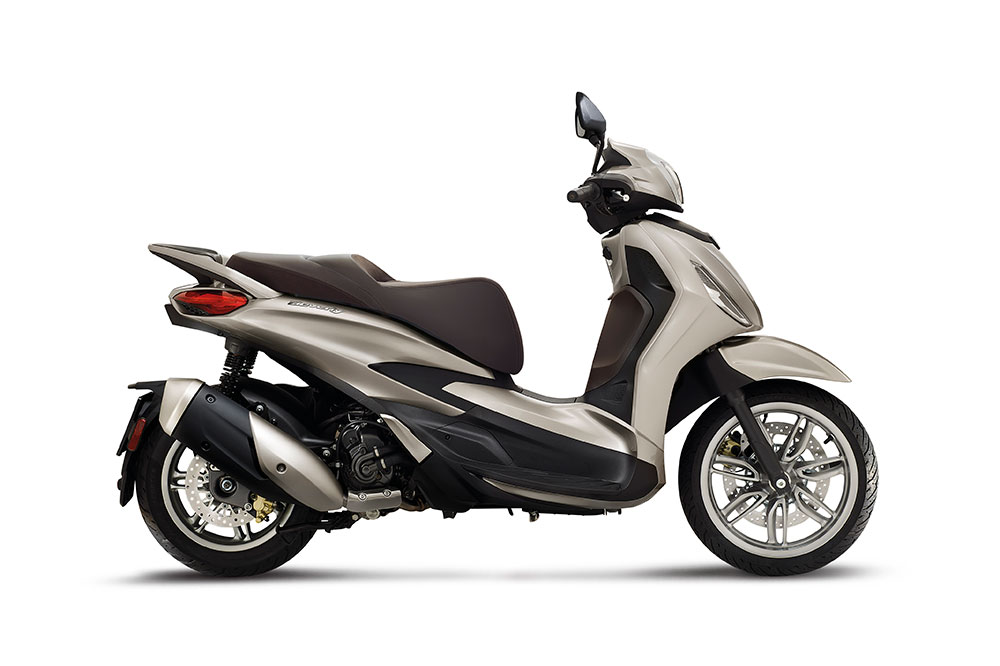 El Piaggio Beverly 300 HPE es el más bajo de gama, pero tiene también muchas aptitudes si tus desplazamientos incluyen recorridos interurbanos