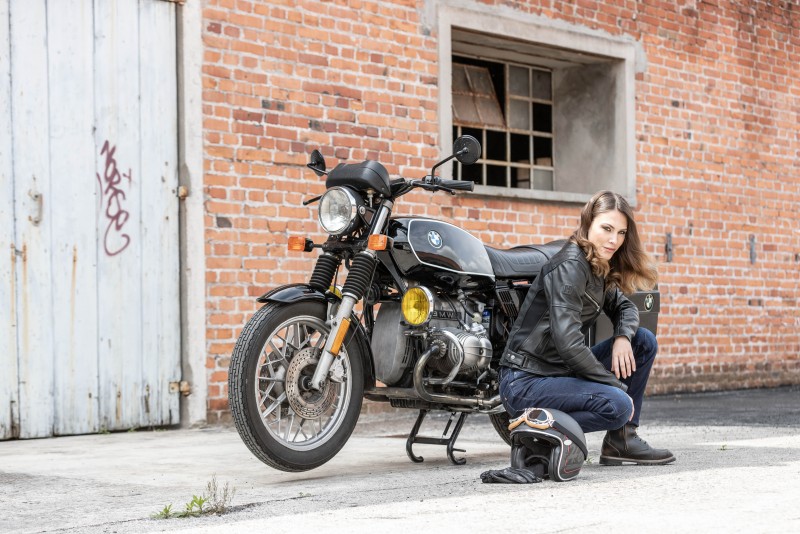 Chaquetas, guantes y vaqueros para moteras de Hevik