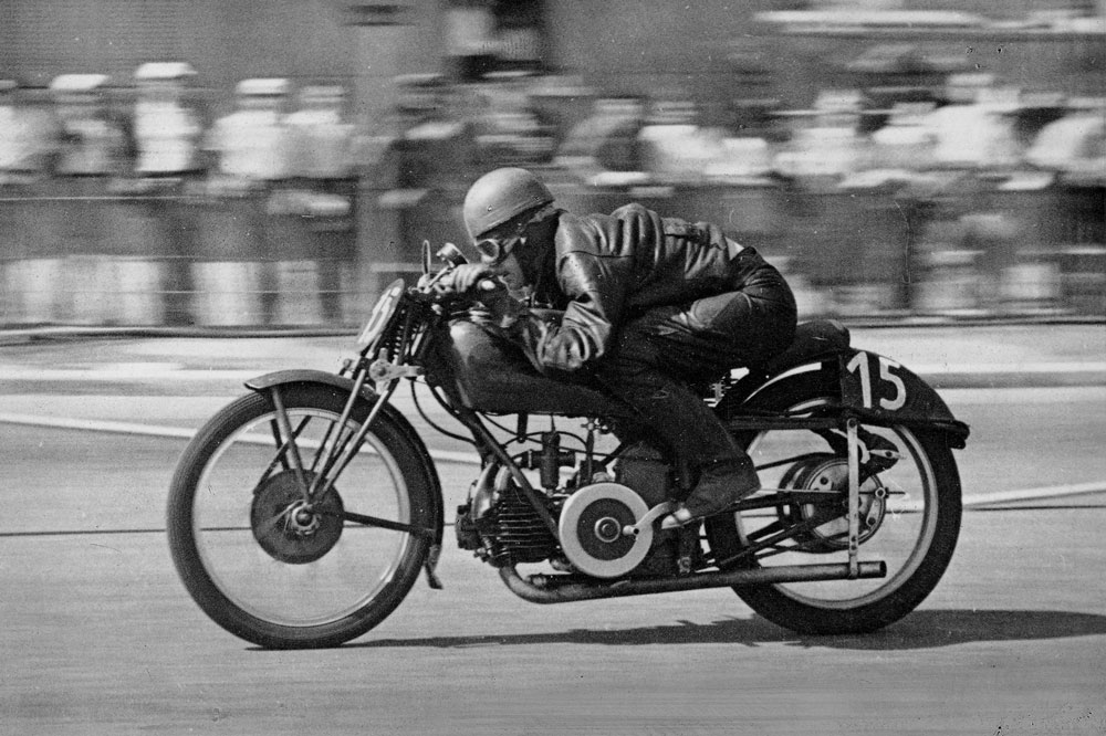 Gianni Leoni con Moto Guzzi en 1950