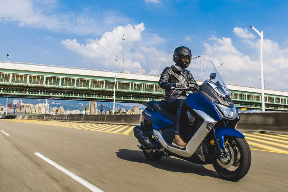 Entre las novedades del SYM Maxsym 400 destacan el control de tracción y luces posteriores de frenada de emergencia