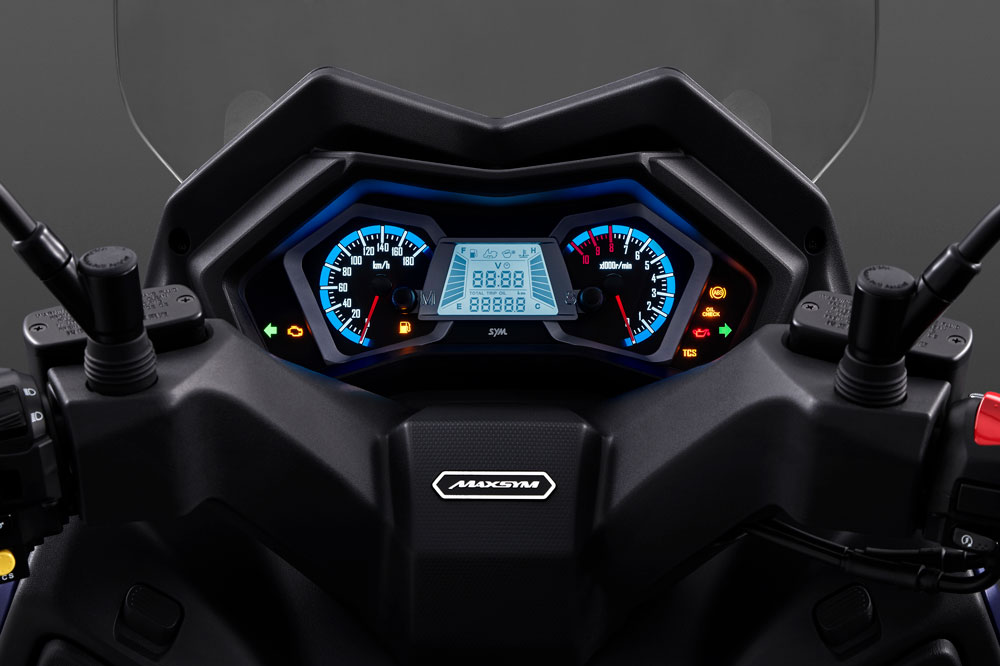 El cuadro de instrumentos del SYM Maxsym 400 sigue manteniendo la línea clásica de esferas con pantalla digital
