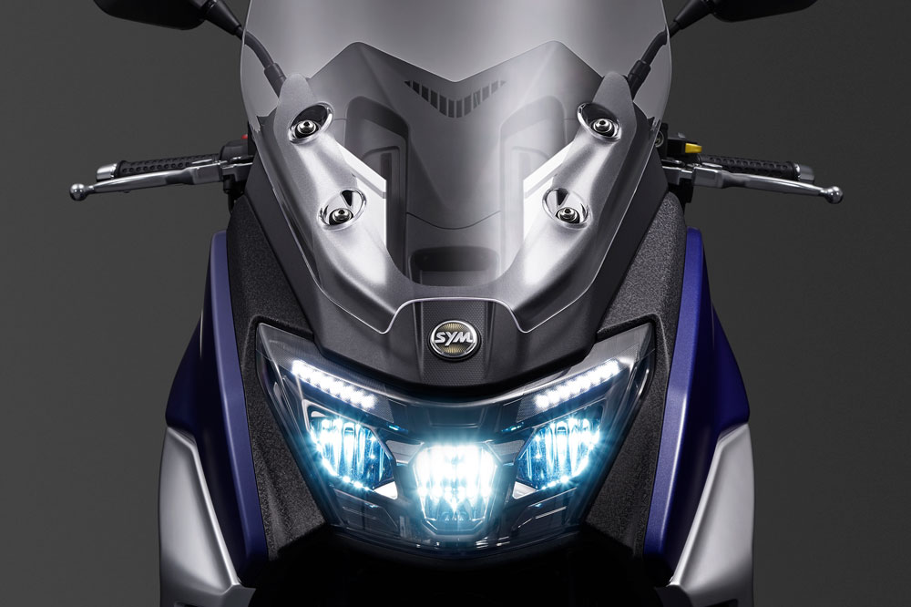 La pantalla del SYM Maxsym 400 es regulable en altura; los faros ahora son de LED